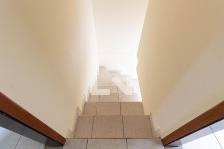 Casa de condomínio para alugar com 68m², 2 quartos e 1 vagaEscada