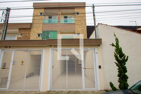 Casa à venda com 143m², 2 quartos e 3 vagas Casa à venda com 143m², 2 quartos e 3 vagasFachada