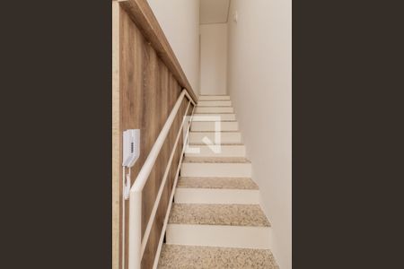 Escada de casa de condomínio para alugar com 2 quartos, 90m² em Rondônia, Novo Hamburgo