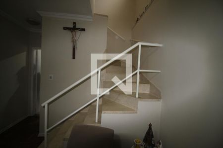 Escada de casa para alugar com 3 quartos, 145m² em Jardim Cristal, São Paulo