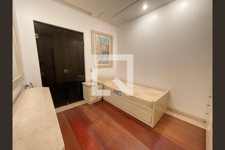 Casa à venda com 4 quartos, 1180m² em Interlagos, São Paulo