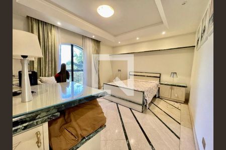 Casa à venda com 4 quartos, 1180m² em Interlagos, São Paulo