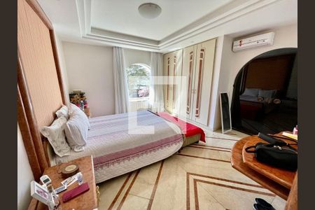 Casa à venda com 4 quartos, 1180m² em Interlagos, São Paulo