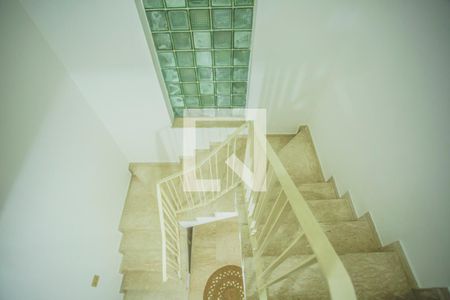 Casa à venda com 250m², 3 quartos e 2 vagasEscadas