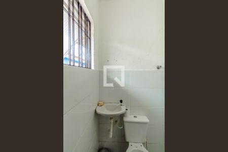 Banheiro de kitnet/studio para alugar com 1 quarto, 35m² em Caiçara, Praia Grande