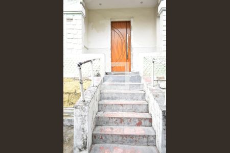 Casa para alugar com 300m², 4 quartos e 3 vagasEscada