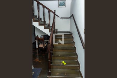 Casa à venda com 300m², 3 quartos e 2 vagasEscada para 2 andar