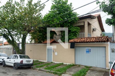 Casa à venda com 300m², 3 quartos e 2 vagasFachada - Rua