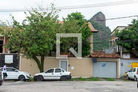 Casa à venda com 300m², 3 quartos e 2 vagasFachada - Rua