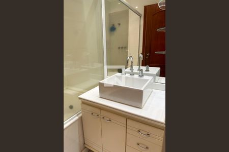 Apartamento para alugar com 206m², 5 quartos e 2 vagas Apartamento para alugar com 206m², 5 quartos e 2 vagasBanheiro Social