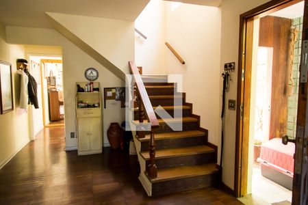 Casa à venda com 207m², 4 quartos e 2 vagasCorredor - Escada