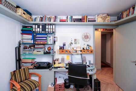 Apartamento à venda com 178m², 4 quartos e 2 vagas Apartamento à venda com 178m², 4 quartos e 2 vagasEscritório
