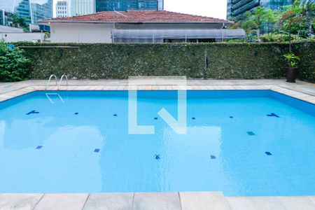 Apartamento à venda com 178m², 4 quartos e 2 vagas Apartamento à venda com 178m², 4 quartos e 2 vagasÁrea comum - Piscina