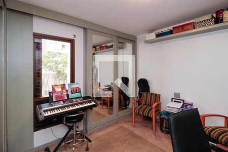 Apartamento à venda com 178m², 4 quartos e 2 vagas Apartamento à venda com 178m², 4 quartos e 2 vagasEscritório