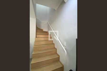 Escada de casa de condomínio para alugar com 2 quartos, 65m² em Jardim Regina Alice, Barueri