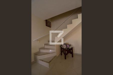 Casa de condomínio à venda com 110m², 3 quartos e 2 vagasEscada