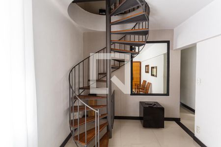 Apartamento para alugar com 250m², 4 quartos e 2 vagasEscada de Acesso a Cobertura Gourmet