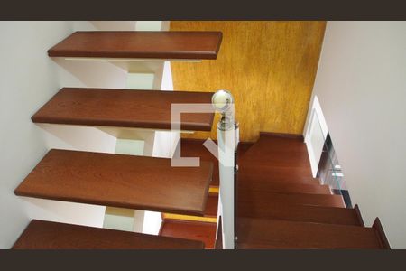 Escada de casa para alugar com 3 quartos, 370m² em Vila Galvão, Jundiaí