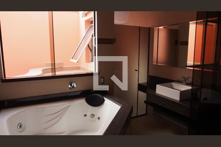 Casa à venda com 370m², 3 quartos e 10 vagasBanheiro do Quarto Suíte