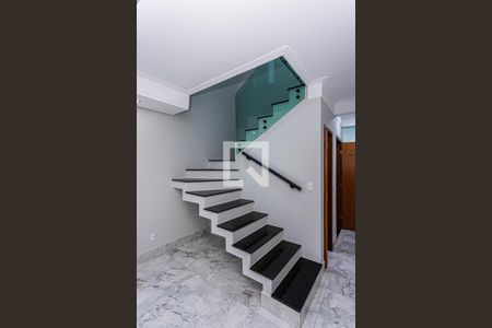 Escada de casa à venda com 3 quartos, 130m² em Parque Sao Domingos, São Paulo