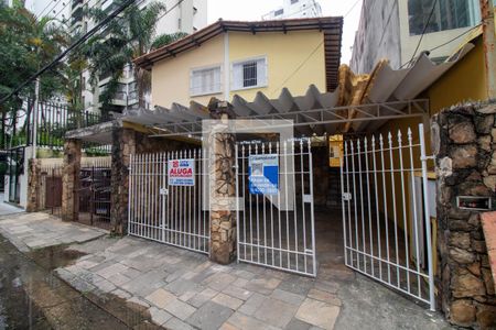 Casa à venda com 400m², 3 quartos e 2 vagas Casa à venda com 400m², 3 quartos e 2 vagasFachada