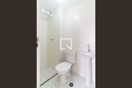 Banheiro de apartamento para alugar com 2 quartos, 33m² em Jardim Itacolomi, São Paulo
