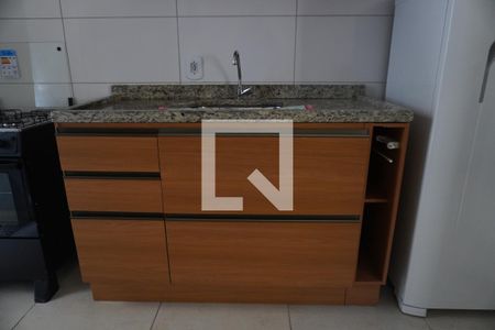 Cozinha de casa de condomínio para alugar com 1 quarto, 37m² em Vila Carmosina, São Paulo