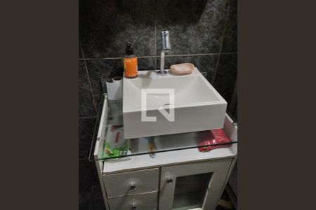 Casa à venda com 70m², 2 quartos e 2 vagasBanheiro 1