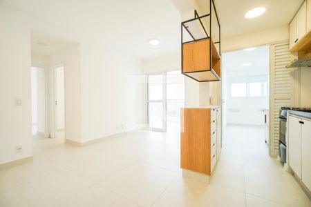 Sala e cozinha de apartamento para alugar com 2 quartos, 69m² em Chácara Seis de Outubro, São Paulo