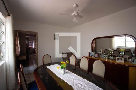 Casa à venda com 162m², 5 quartos e 2 vagas Casa à venda com 162m², 5 quartos e 2 vagasSala de Jantar