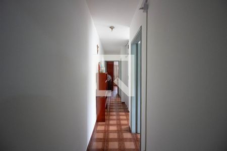 Casa à venda com 162m², 5 quartos e 2 vagas Casa à venda com 162m², 5 quartos e 2 vagasCorredor