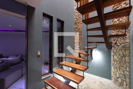 Casa à venda com 384m², 4 quartos e 7 vagas Casa à venda com 384m², 4 quartos e 7 vagasEscada