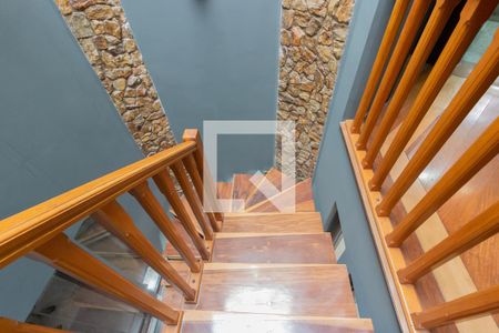 Casa à venda com 384m², 4 quartos e 7 vagas Casa à venda com 384m², 4 quartos e 7 vagasEscada