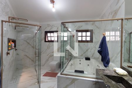 Casa à venda com 384m², 4 quartos e 7 vagas Casa à venda com 384m², 4 quartos e 7 vagasBanheiro da Suíte