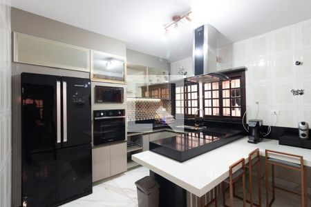 Casa à venda com 384m², 4 quartos e 7 vagas Casa à venda com 384m², 4 quartos e 7 vagasCozinha