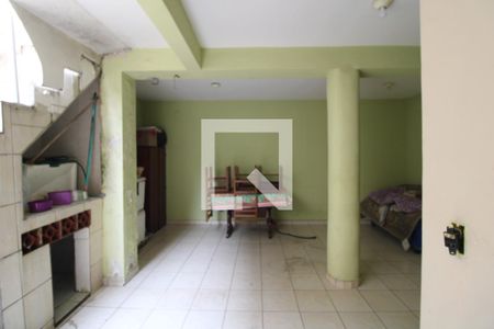 Casa à venda com 178m², 4 quartos e 2 vagasFundos da casa