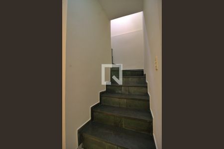 Escada de casa para alugar com 3 quartos, 125m² em Jardim Piracuama, São Paulo
