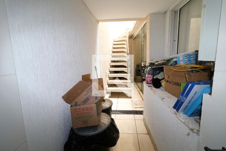 Casa para alugar com 350m², 2 quartos e 2 vagasEscada