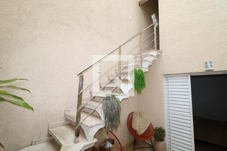 Casa para alugar com 350m², 2 quartos e 2 vagasEscada