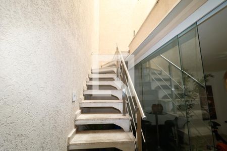 Casa para alugar com 350m², 2 quartos e 2 vagasEscada