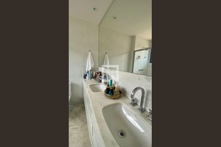 Apartamento à venda com 400m², 4 quartos e 4 vagasBanheiro da Suíte 1