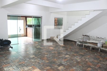 Sala de casa para alugar com 5 quartos, 230m² em Vila Cascatinha, São Vicente