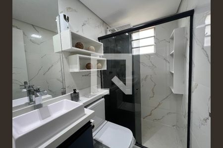 Banheiro de apartamento à venda com 2 quartos, 53m² em Arpoador, Contagem