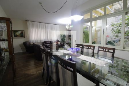 Casa à venda com 367m², 5 quartos e 6 vagasSala