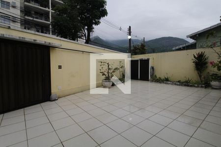 Casa à venda com 367m², 5 quartos e 6 vagasQuintal