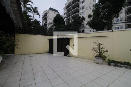Casa à venda com 367m², 5 quartos e 6 vagasQuintal