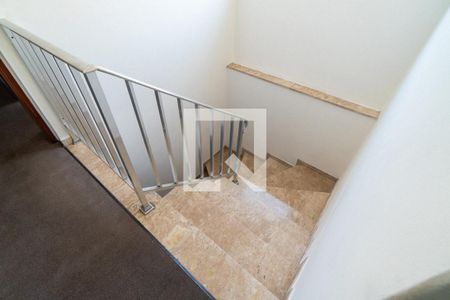 Casa para alugar com 204m², 3 quartos e 2 vagas Casa para alugar com 204m², 3 quartos e 2 vagasEscada