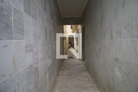 Casa à venda com 329m², 5 quartos e 3 vagasCorredor externo da casa