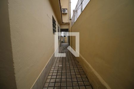 Casa à venda com 329m², 5 quartos e 3 vagasCorredor externo da casa