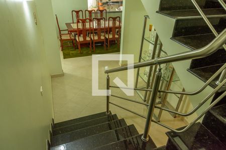 Casa para alugar com 500m², 4 quartos e 2 vagasVista da escadaria para piso superior
